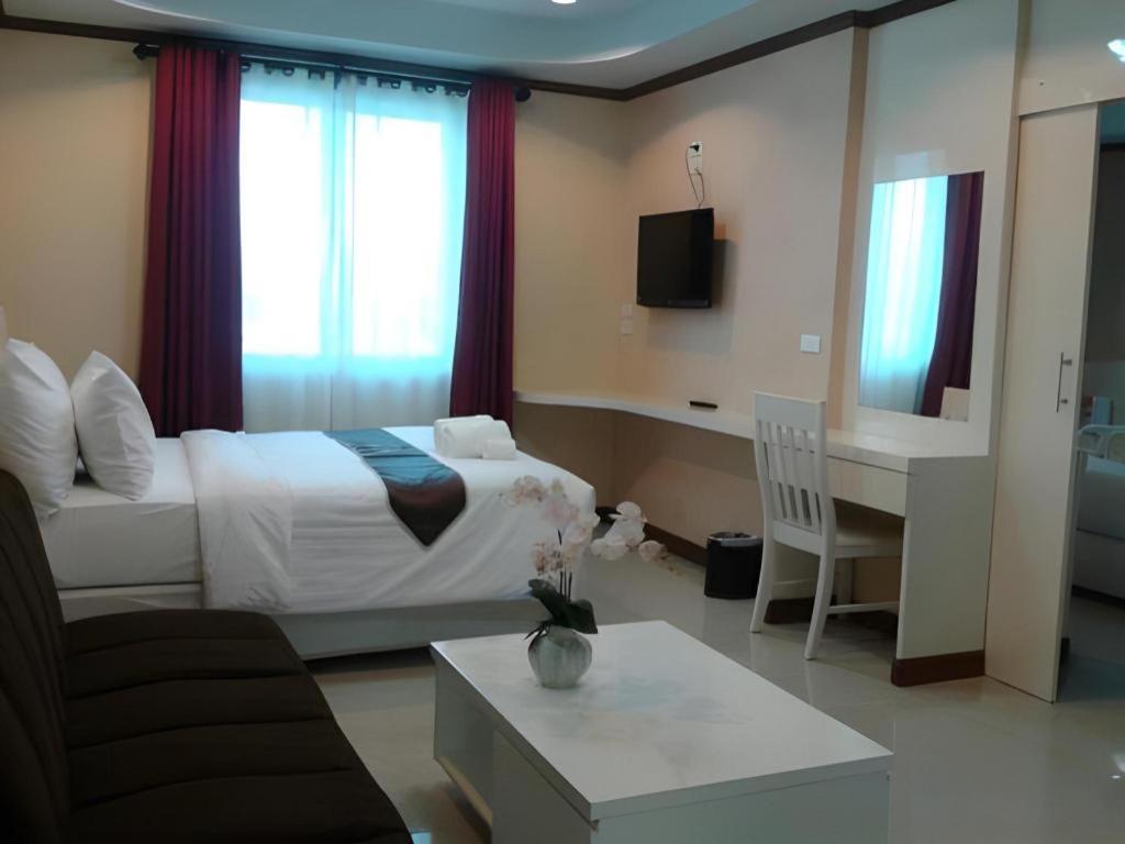 בורי ראם Thada Chateau Hotel מראה חיצוני תמונה